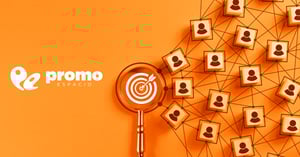 Lupa en fondo naranja apuntando a un audiencia específica e ilustrando qué es la hipersegmentación en Digital Out Of Home