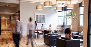 Portada blog Cómo implementar digital signage para mejorar la comunicación en tu empresa - Promo Espacio