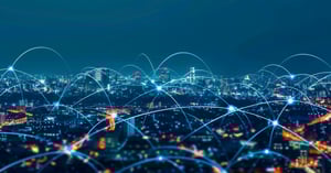  Visualización conceptual de conexiones digitales sobre una ciudad iluminada, ideal para ilustrar qué es una Ad Network y cómo conecta múltiples medios de publicidad digital en tiempo real.